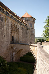 Ostseite mit Turm, Brücke und Oberem Portal