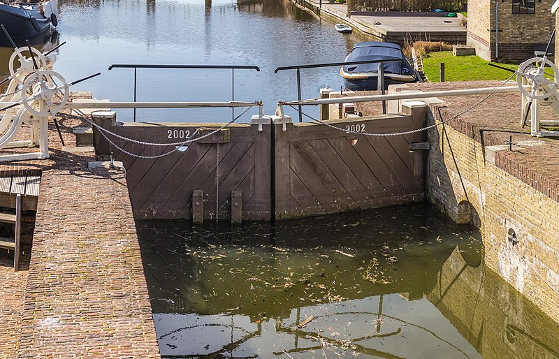 File:Schutsluis in Hindeloopen. 30-03-2021. (actm) 03.jpg