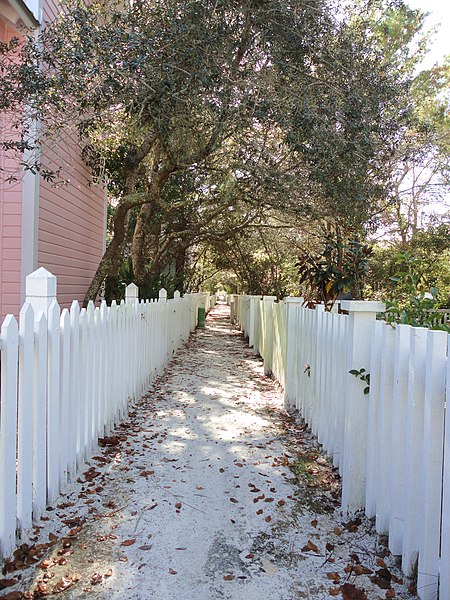 File:Seaside Alley.JPG