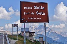 Schild am höchsten Punkt des Straßenverlaufs über das Sellajoch bei Einfahrt ins Trentino.