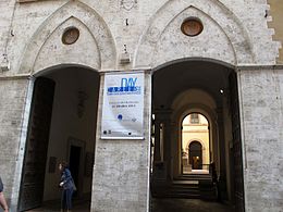 Siena, edificio de la universidad, entrada.JPG