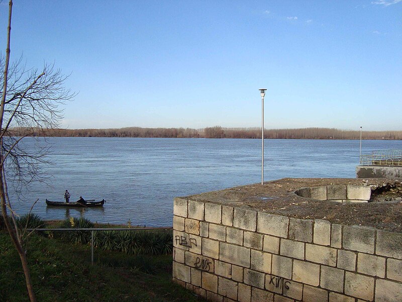 File:Silistra Danube Garden - Burg Walls 02.jpg