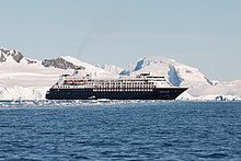 Fotografia de um navio de cruzeiro ao largo da costa antártica