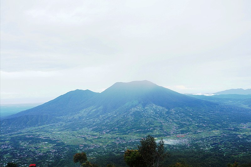 File:SinggalangAndTandikekMountain.jpg