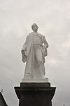 High Street, Statue von Sir Robert Peel