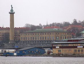 Vy av torn och museum från älven.