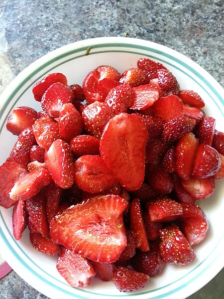 File:Sliced strawberries (20302830111).jpg