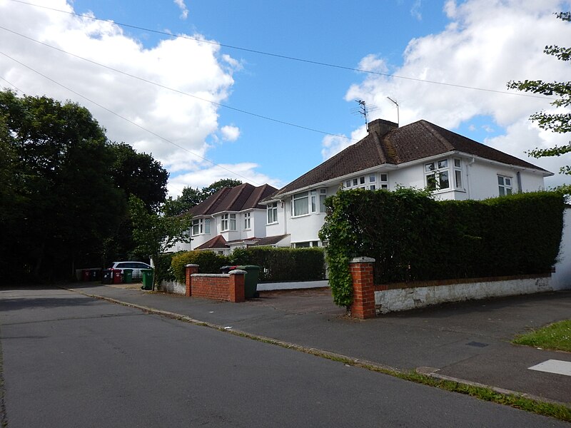 File:Slough - End of Parkland Avenue - geograph.org.uk - 5426519.jpg