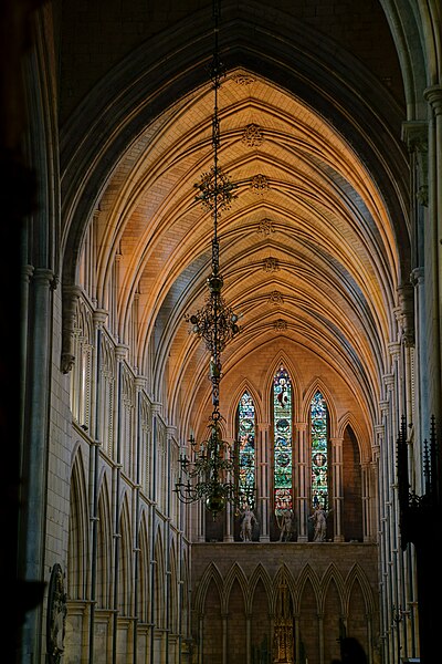 File:Southwark Cathedral (40101097891).jpg