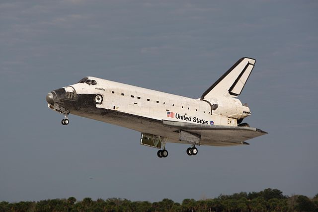 640px-Space_Shuttle_Atlantis_landing_at_KSC_following_STS-122.jpg