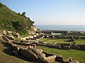 Zbliżenie na pozostałości koszar i stajni, w tle basen i triclinium