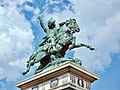 ウェルキンゲトリクスの騎馬像(fr)。彼の出身地ゲルゴウィアの近く、クレルモン＝フェラン市中央広場に建つ。1903年に、自由の女神像の作者として著名な彫刻家フレデリク・オーギュスト・バルトルディによって建立された。フランス語で「我は皆の自由のために武器を取った」« J’ai pris les armes pour la liberté de tous » と刻まれている。