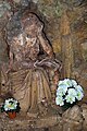 Statue de la Madeleine, au fond d’une grotte artificielle. Notez le crâne sous le crucifix qu’elle tient en main.