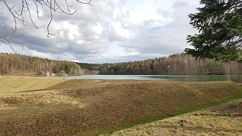 File:Stollberg Niederdorf Trinkwasser Talsperre Querenbach Staumauer.jpg