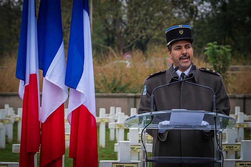 File:Strasbourg nécropole nationale de Cronenbourg cérémonie 1er novembre 2013 37.jpg