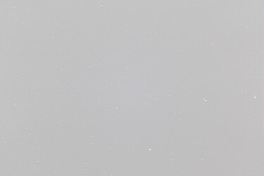 Originalaufnahme: unten am Bildrand in der Mitte Alkaid, rechts der Mitte der Doppelstern Mizar mit Alkor und rechts am Bildrand Alioth; die Galaxie Messier 101 ist ein kleiner diffuser Lichtfleck in der Bildmitte.
