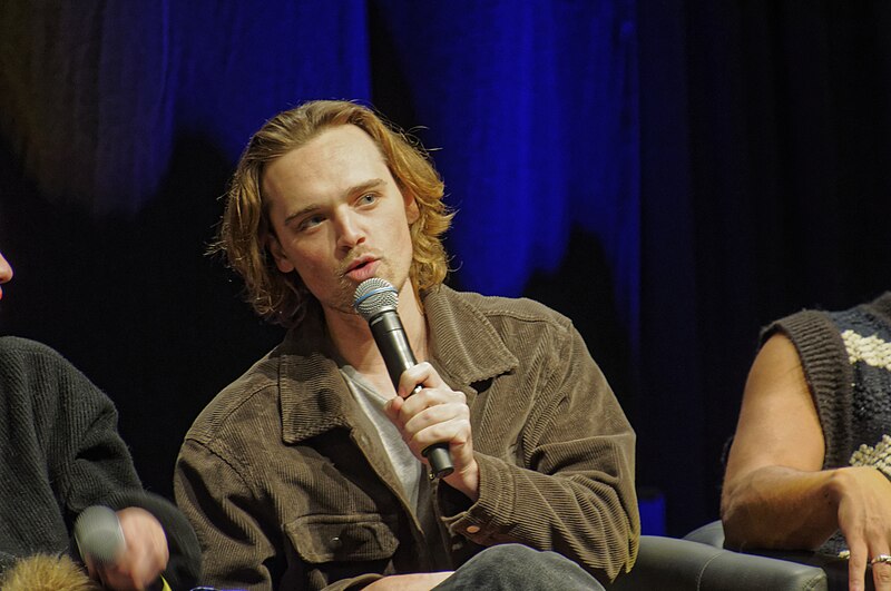 File:Stuttgart 2022 -Comic Con Germany- Dean-Charles Chapman- by-RaBoe 253.jpg