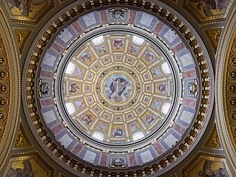 Interior da cúpula da Basílica de Santo Estêvão, uma igreja neorrenascentista, católica romana, de categoria basílica menor em Budapeste. É um dos edifícios eclesiásticos mais importantes da Hungria e a cocatedral da Arquidiocese de Esztergom-Budapeste, em conjunto com a Basílica de Esztergom. É nomeada em homenagem a Estêvão, o primeiro rei da Hungria (c. 975–1038), cuja mão direita é preservada nela como uma relíquia. Com 96 metros de altura, é um dos edifícios mais altos do país, o segundo edifício mais alto da capital depois do MOL Campus, um arranha-céu neomoderno e sede do MOL Group. (definição 2 640 × 1 980)
