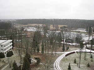 Vue du parc en hiver, avec les anciennes maisons paysannes.