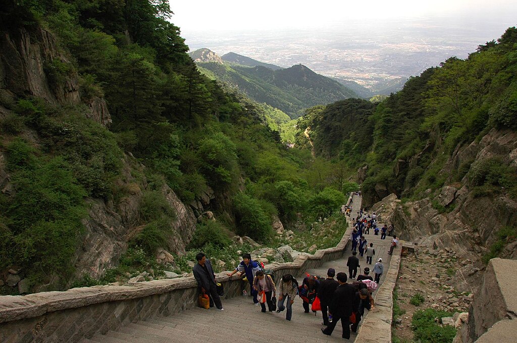 Tai Shan: Blick talwärts auf die Treppe zum Jadekaiser-Gipfel, Shandong, China (gemischtes UNESCO-Welterbe in China)