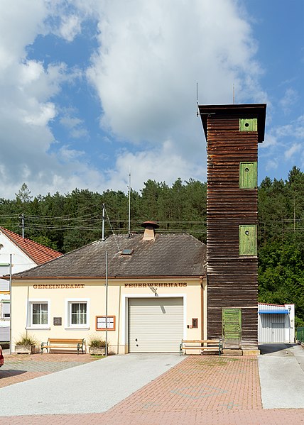 File:Tauchen Burgenland 2021-08-20 Feuerwehr 01 Gemeindeamt.jpg