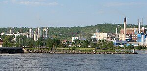 Cellulosefabriek aan de Ottawa-rivier in Temiscaming