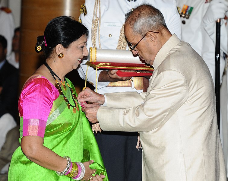 File:The President, Shri Pranab Mukherjee presenting the Padma Shri Award to Smt. Mamta Chandrakar, at a Civil Investiture Ceremony, at Rashtrapati Bhavan, in New Delhi on April 12, 2016.jpg