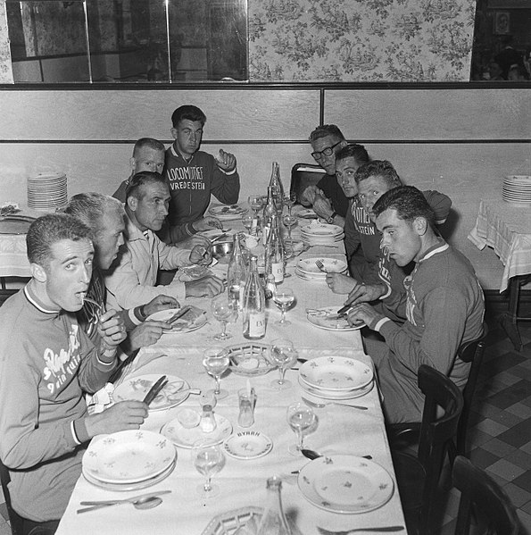 File:Tijdens de maaltijd, links Ab Gelderman, Coen Niesten , Bestanddeelnr 911-3783.jpg