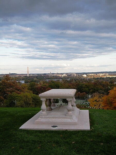 File:Tomb of Pierre Charles L'Enfant by William Welles Bosworth - Arlington National Cemetery - Arlington, Virginia - Sarah Stierch.jpg