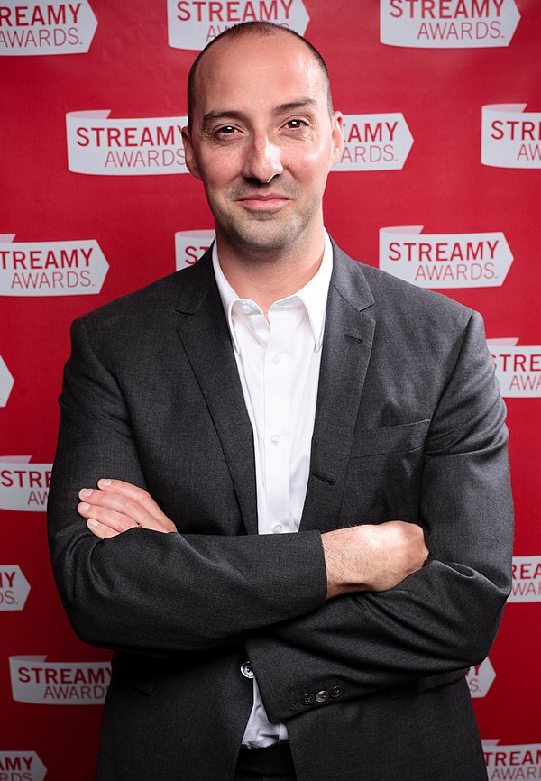 Image: Tony Hale at the 2010 Streamy Awards (cropped)