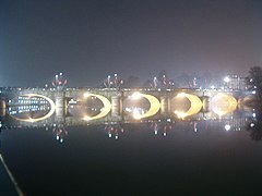 Vista nocturna del puente Umberto I.