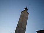 La torre del reloj ligger i anslutning till stadshuset vid torget Plaza de España.