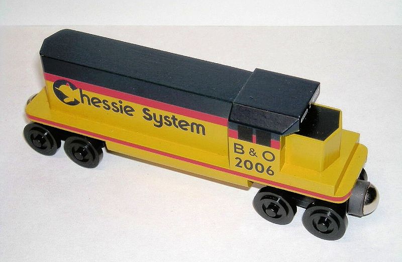 Menino usa trem de brinquedo para testar segurança sobre trilhos