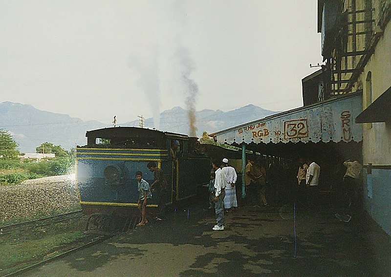 File:Train Nilgiri mountains.jpg