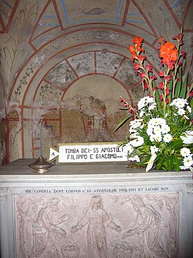 De heliga apostlarna Filippos och Jakobs grav i kyrkans krypta.