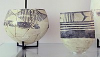 Jarros de cerâmica durante o período de al-Ubaide, 4700–4 200 a.C., Teló, antiga Guirsu. Atualmente está exposto no Museu do Louvre.[14]