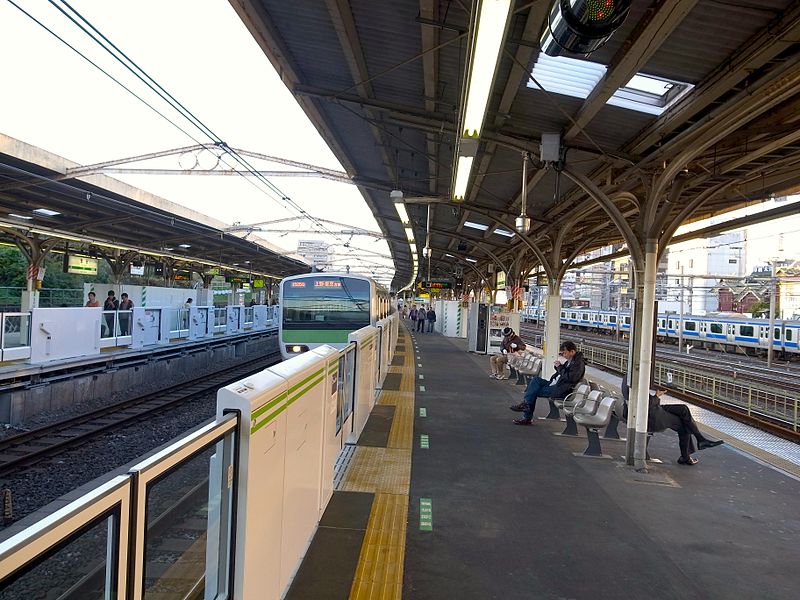 File:Uguisudanistationplatforms-train-nov15-2014.jpg