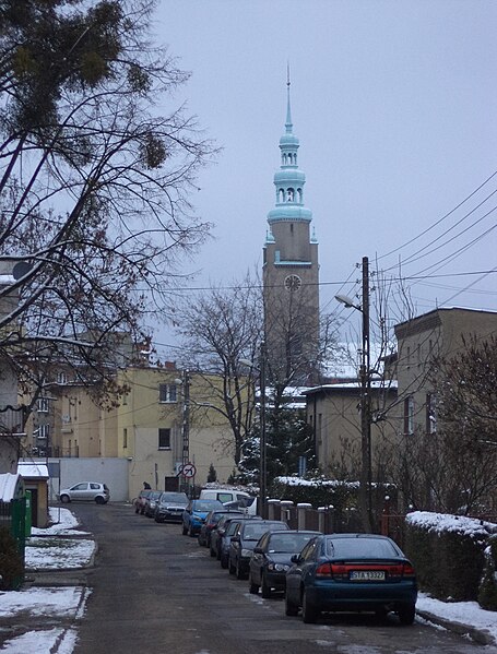 File:Ulica Lyszcze w Tarnowskich Górach - widok w kierunku północnym.jpg