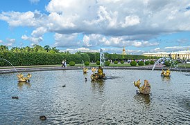 Onzekerheidsfontein in de bovenste tuin van Peterhof.jpg