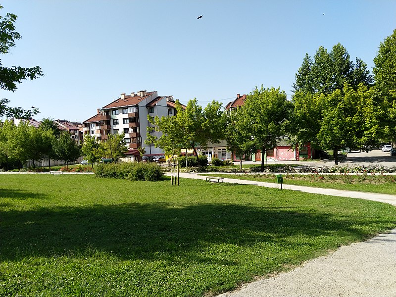 File:Urban settlement Luke in Visoko.jpg