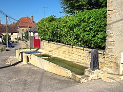 La fontaine-lavoir-abreuvoir.