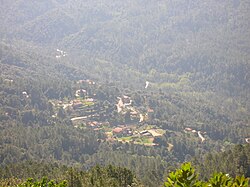 Village de Rezza vu depuis le sentier montant à la Salincaccia (photographie prise vers le Sud).jpg