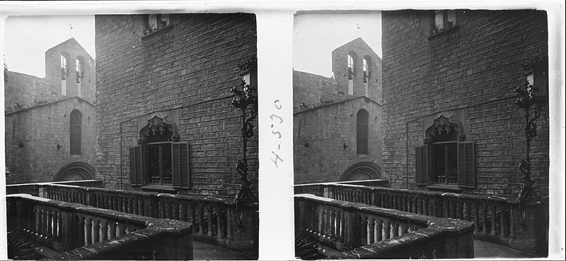 File:Vista des del primer pis del pati de la Casa de l ' Ardiaca de Barcelona.jpeg