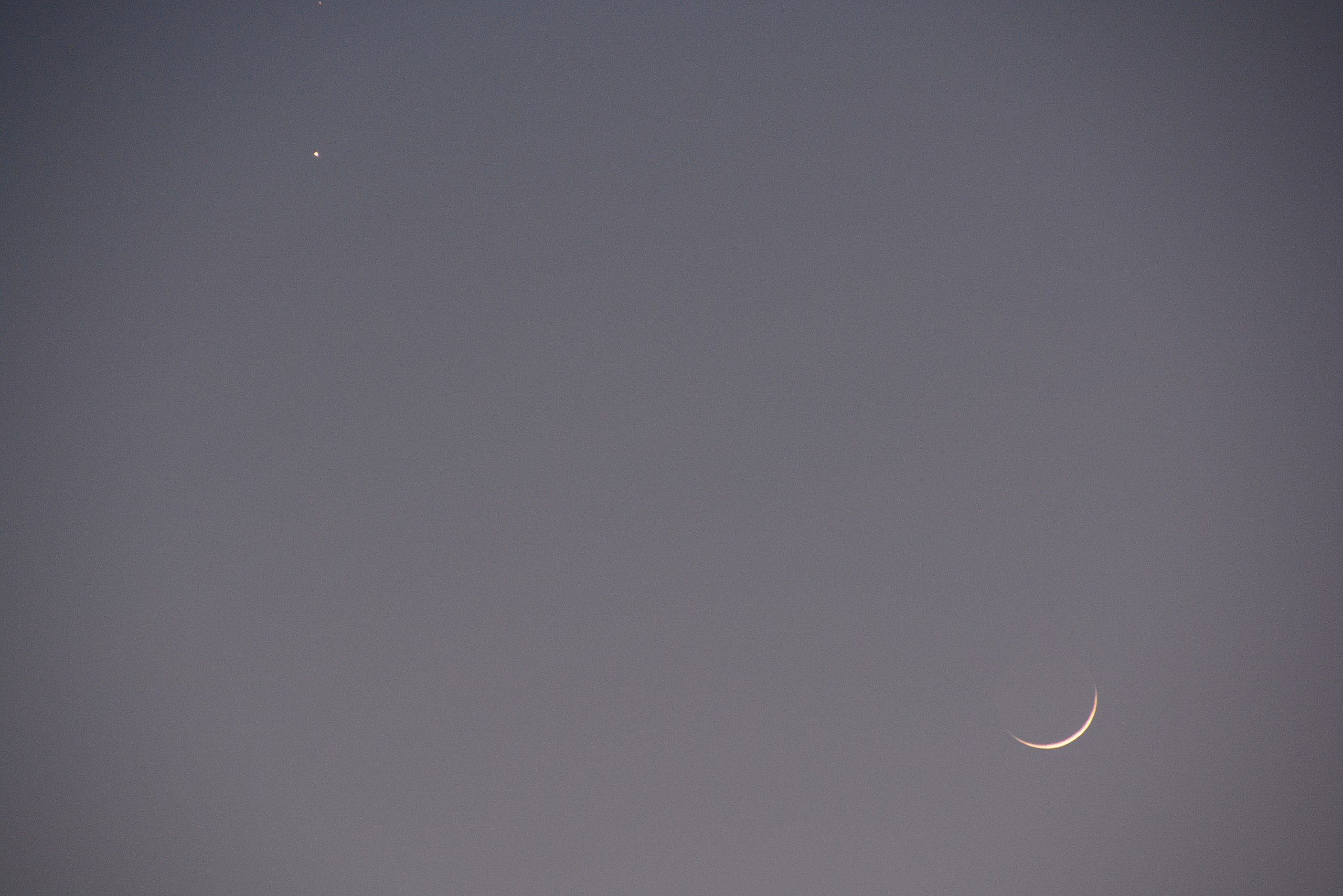 File:Waxing crescent moon and evening star 3.JPG - Wikimedia Commons