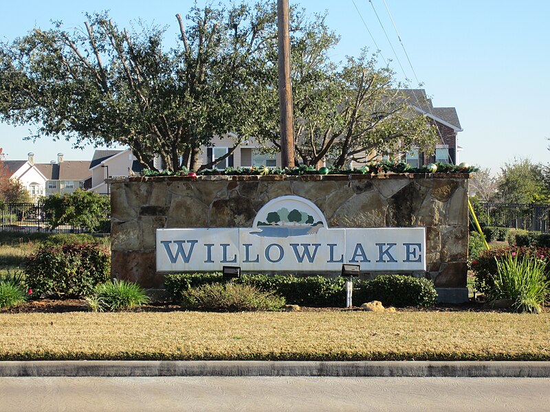 File:Willowlake, Houston, entrance sign.JPG