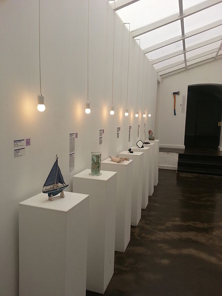 File:Zagreb 's Museum of Broken Relationships second room.jpg