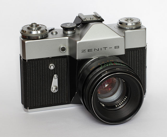 Советский фотоаппарат «Зенит-В» с объективом «Гелиос-44-2»