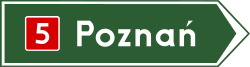 E-3 „drogowskaz w kształcie strzały do miejscowości wskazujący numer drogi”