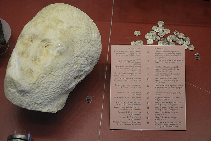 File:Народни музеј Лесковац - стална поставка, Времеплов лесковачког краја, глава мушкарца, део статуе у природној величини.jpg