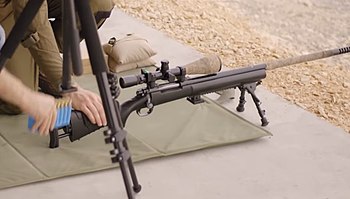 רובה M24 של יחידת דובדבן, כאשר על הקת הולבשה תמוכת לחי מבד שמשמשת גם לאחסון תחמושת.
